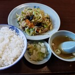 勝楽 - 肉野菜炒め730円、ライス220円(スープ、お新香付)