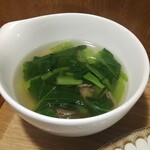 キッチン ブルー グローブ - ほうれん草と茸のスープのアップ