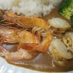 キッチン ブルー グローブ - ソフトシェルシュリンプとベビーホタテのアップ