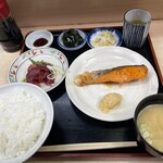 季節料理 魚竹 - 鮭焼き　中落ち定食
