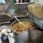 元祖串かつ だるま - どて焼きは鍋で常時炊いています(*'ω'*)