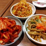 韓国家庭料理・焼肉 おしお - 前菜3種〜キムチ、もやしナムル、韓国おでん(？)