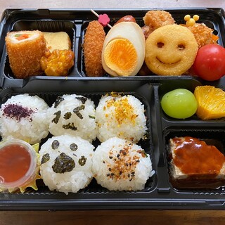 Character Bento (boxed lunch) with toys! Have a fun meal with your kids