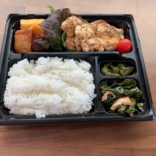 Full of volume! One-coin bento Bento (boxed lunch) with great cost performance that changes every month