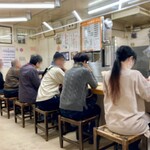 味の三平 - 平日14:30頃も三人待ちでした