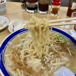 味の三平 - 麺は昔ながらの…。昔ほど塩っぱくなくなったか？