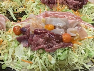 お好み焼き てっちゃん 本店 - モツは結構な量が入る。
