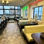 ARIANA Restaurant - 明るく広々としたくつろぎ空間