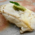 鮨おおしお  - 煮穴子　七輪で炙って塩と山葵に柚子の皮を削って