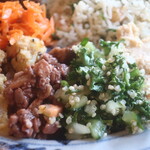 KAZRO DELI KAMAKURA - 茄子、扁豆、石榴燉煮，搭配香菜和洋蔥醃製