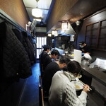 丿貫 - 店内。会計は奥で