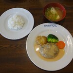 レストラン シン - ハンバーグ日本風、ライス、味噌汁