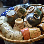 大納言本家 - 熱燗はお好みのお猪口を選べます