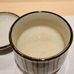 和醸 薫る - ①出汁茶碗蒸し、裏漉し梅肉入り、真鱈白子の摺り流し餡掛け、削り柚子皮掛け
            滑らかな口当たりの出汁茶碗蒸し、コクのある白子餡は臭みも無く順調な導入ですね