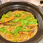 和醸 薫る - ⑪真穴子(広島県産)炊き込みご飯、芹の葉載せ
            なんと稀少な地物の真穴子、やっぱり脂は弱いけど、滋味が深いですね
            でも山椒が効き過ぎかも