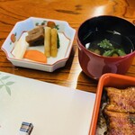 駿河屋 - 肝吸いの肝も別格で美味しい　
      漬物は少し食べちゃってます