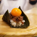 Onigiri Tonjiru Yamatarou - カウンター上部のザルに置かれて提供