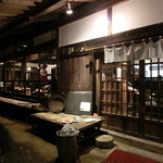 たらいうどん椛や - 2012年11月。夜の『椛や』さんを見て、この幻想的なくらいに綺麗な雰囲気に、、、うっとりです。