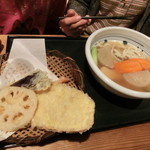 たらいうどん椛や - 奥さんの「しっぽくうどん　天麩羅盛り合わせセット」1180円。天麩羅は子供が狙ってます（笑い