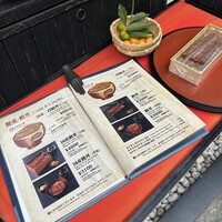 菊屋 - 店頭メニュー　
                      国産鰻丼と輸入鰻丼では500円の差
                      これが丼から重になるとその差は1,000円に広がる