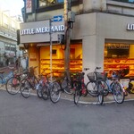 リトルマーメイド - お店の前に自転車が 沢山 駐輪しています。