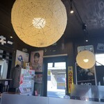 本気の焼豚 プルプル食堂 - レトロチックな店内に、BGMは昭和で落ち着く〜。モニターのプロレスは辞めちゃったんすね