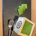 MATCHA CAFE HACHI - 抹茶のティラミス
                        左はわらび餅