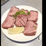 炭火焼肉ホルモン まる味 - 上タン塩　byまみこまみこ