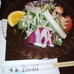 Toshi - サラダの野菜はどれも新鮮