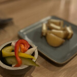 呑食ウイスケ - ◯自家製ピクルス¥300
…このお値段ですので1人分かな？σ(^_^;)
隠し味にフルーツのリキュールを少し利かせたピクルスは絶妙な酸味で美味しいです♪