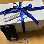 エシレ・メゾン デュ ブール - クリスマス　ブッシュドノエル　箱　iPhoneミニと大きさ比べ