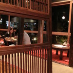 たらいうどん椛や - 夜の店内も賑やかです。