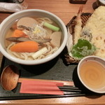 たらいうどん椛や - 奥さんの「しっぽくうどん　天麩羅盛り合わせセット」1180円。