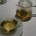 カセント - 8000円ランチ 食後のドリンク ジャスミンティー。コーヒー系はエスプレッソしかない。
      