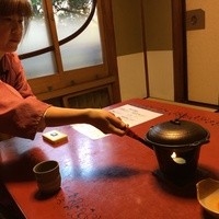 名古屋コーチン・旬菜 一鳳 金山本店 - 女中さんが火をつけてくれます