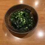 おでん居酒屋 三幸 - ワカメのおでん。？な感じだが、出汁が良いので、ワカメスープ的な感じで楽しめる。