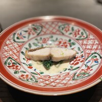 表参道 HYENE - サワラ　低音で火入れ　皮面は米粉でパリッと