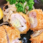 Tonkatsu Teppei - 大き目のとんかつが8切れ程にカットされてあります。