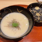 銀座 しのはら - 鯨のコロの白味噌仕立て　山椒の香り