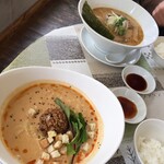 ラーメン屋 Hi-BRi - 手前「豆乳坦々麺」1000円　奥「和風とんこつらーめん味玉のせ」1060円