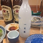 Ichigetsuya - 徳利は全て有田焼の特別注文による物で、一本一本が微妙に絵柄が違うのが　これが手書きである証だ。