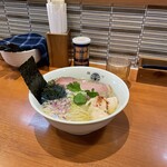 らぁ麺 とうひち - 黒豚腹脂の鶏煮干塩らぁ麺