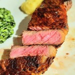 BEEF STEAK CLUB KIYO - ステーキ カリッとした表面で中は、レア 。適度な 噛み応えがあり これくらいの 赤身のステーキが好き