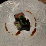 銀座和乃匠 - おまかせ７７００円（推定）。いわし海苔巻き。軽く酢締めした鰯を、葱と一緒に海苔で巻いたものです。良き先付です。