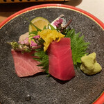 銀座和乃匠 - おまかせ７７００円（推定）。お造り盛り合わせ。鮪、鰤、ホタテ、イカ、小肌の５点盛りです。鮮度、質ともに良質です（╹◡╹）