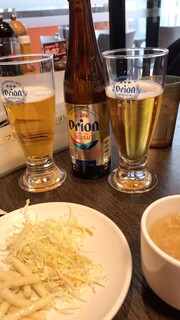 Yappari Suteki - オリオンビール小瓶とサラダとコンソメスープ