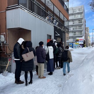 まんでがん外伝 - 店舗の前に並ぶ行列