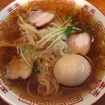中華そば しば田 - 味玉中華そば 800円
      久しぶりに店内連食。
      
      シャッター25分前でしたがもう3人待ちオープン時には20人待ちです。
      
      3杯ずつ丁寧に作られチャーシューはたんびに切り出し、器お湯貼り、スープは杯数分だけ雪平鍋で、とマニア大好き仕様であります。
      
      三河屋製麺の低加水麺、細麺でパツリと切れる歯触りの良いもの。
      具は、炙りの入ったチャーシューが歯ごたえに弾力がありながらも柔らかく、肉の旨み凝縮で美味いー