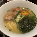 麺屋玉ぐすく - ソーキそば、アーサー投入後