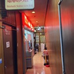 新橋ニューともちん - 路地裏の雰囲気